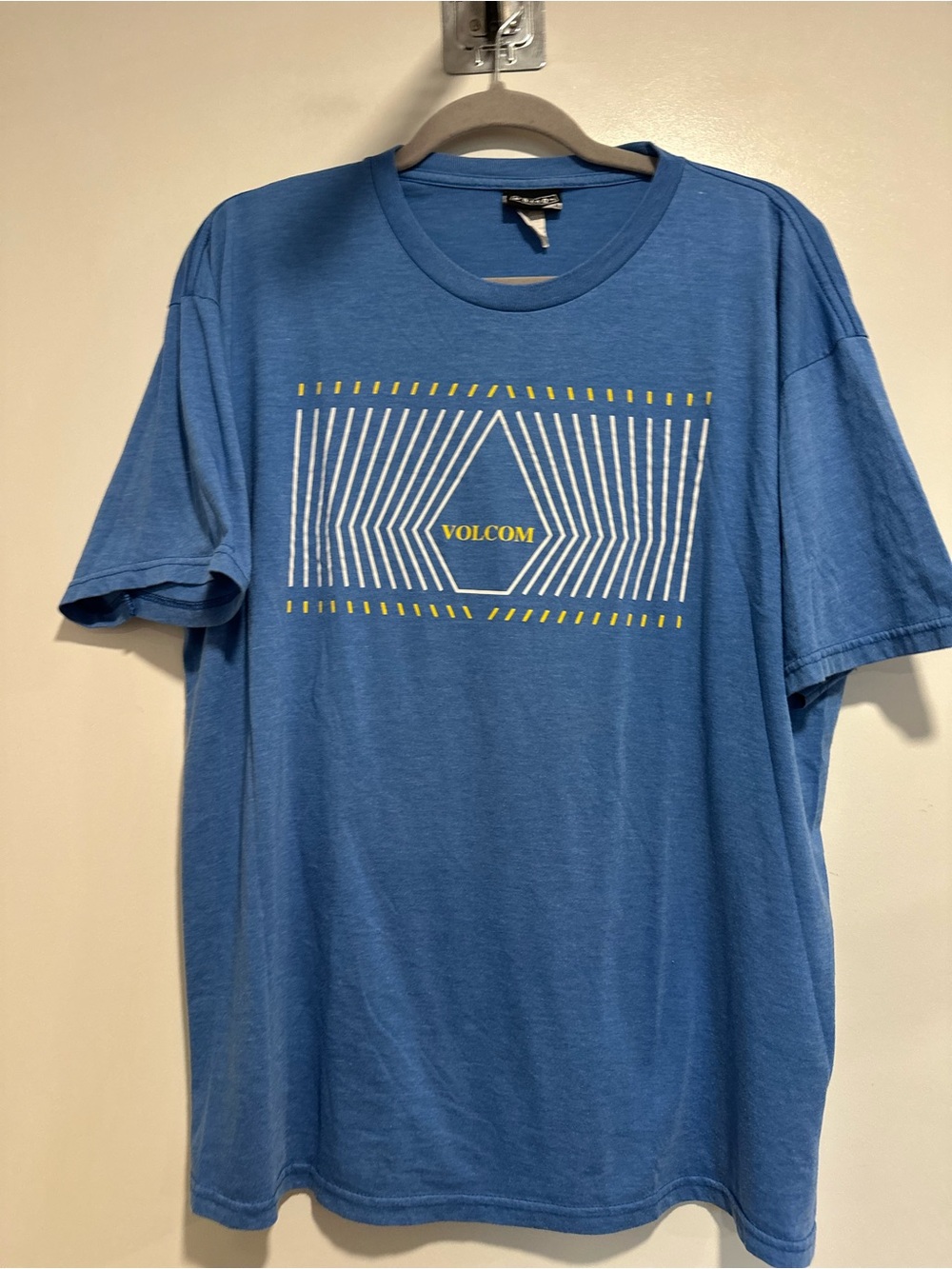 Volcom Y2K Style Sz:XL Blue Spellout short-sleeve crewneck Geometric Linear Tee.